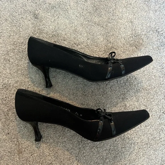 Vintage 90’s Stuart Weitzman Black Bow Heels - Picture 4 of 6